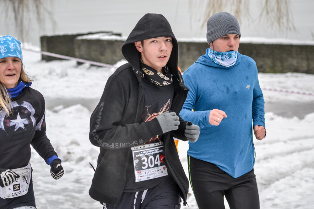 Około 500 osób - biegaczy i zawodników nordic walking - wzięło udział w charytatywnych zawodach sportowych na terenie Skałki. Byliśmy tam i my, mamy zdjęcia!