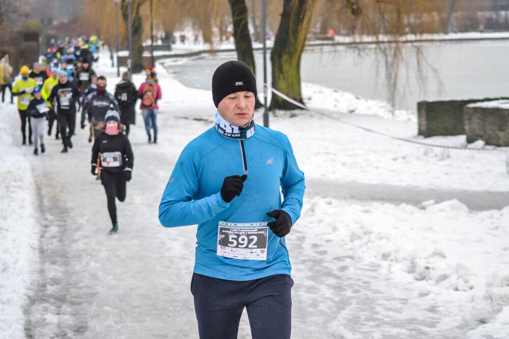 Około 500 osób - biegaczy i zawodników nordic walking - wzięło udział w charytatywnych zawodach sportowych na terenie Skałki. Byliśmy tam i my, mamy zdjęcia!