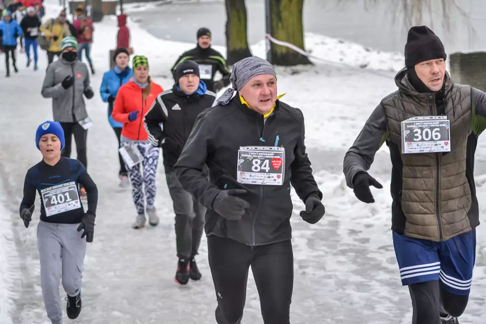 Około 500 osób - biegaczy i zawodników nordic walking - wzięło udział w charytatywnych zawodach sportowych na terenie Skałki. Byliśmy tam i my, mamy zdjęcia!