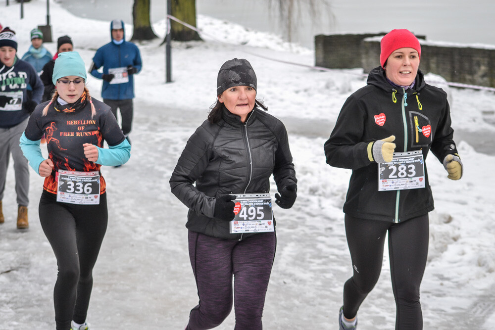 Około 500 osób - biegaczy i zawodników nordic walking - wzięło udział w charytatywnych zawodach sportowych na terenie Skałki. Byliśmy tam i my, mamy zdjęcia!