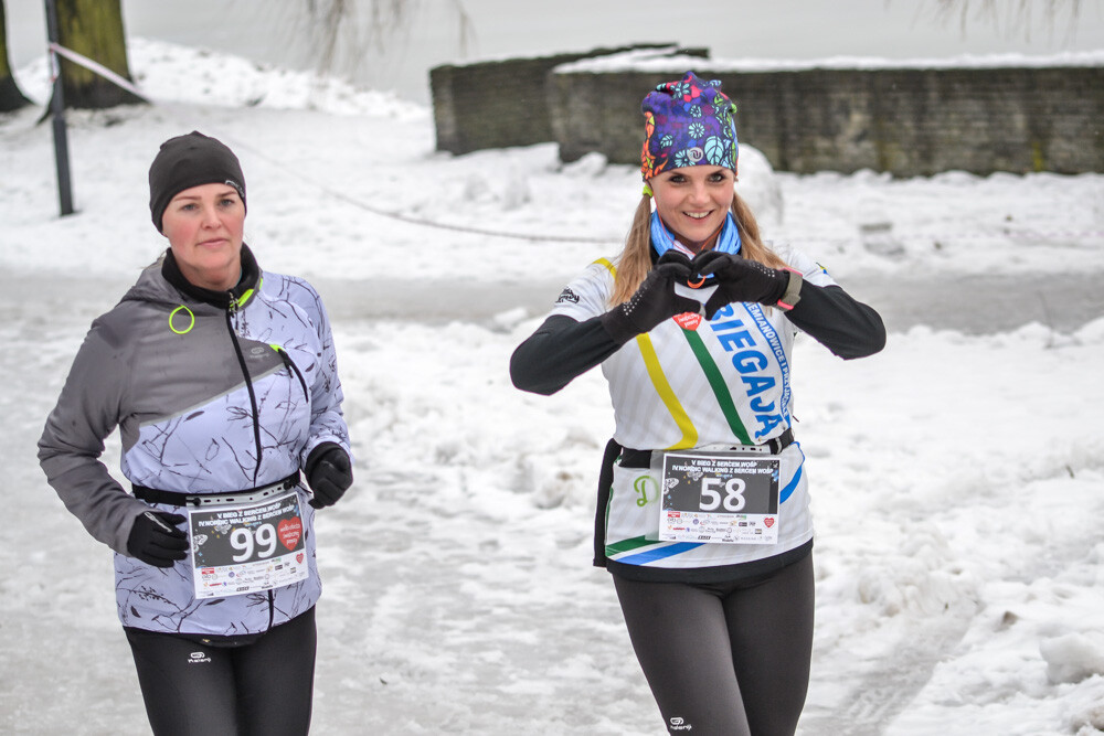 Około 500 osób - biegaczy i zawodników nordic walking - wzięło udział w charytatywnych zawodach sportowych na terenie Skałki. Byliśmy tam i my, mamy zdjęcia!