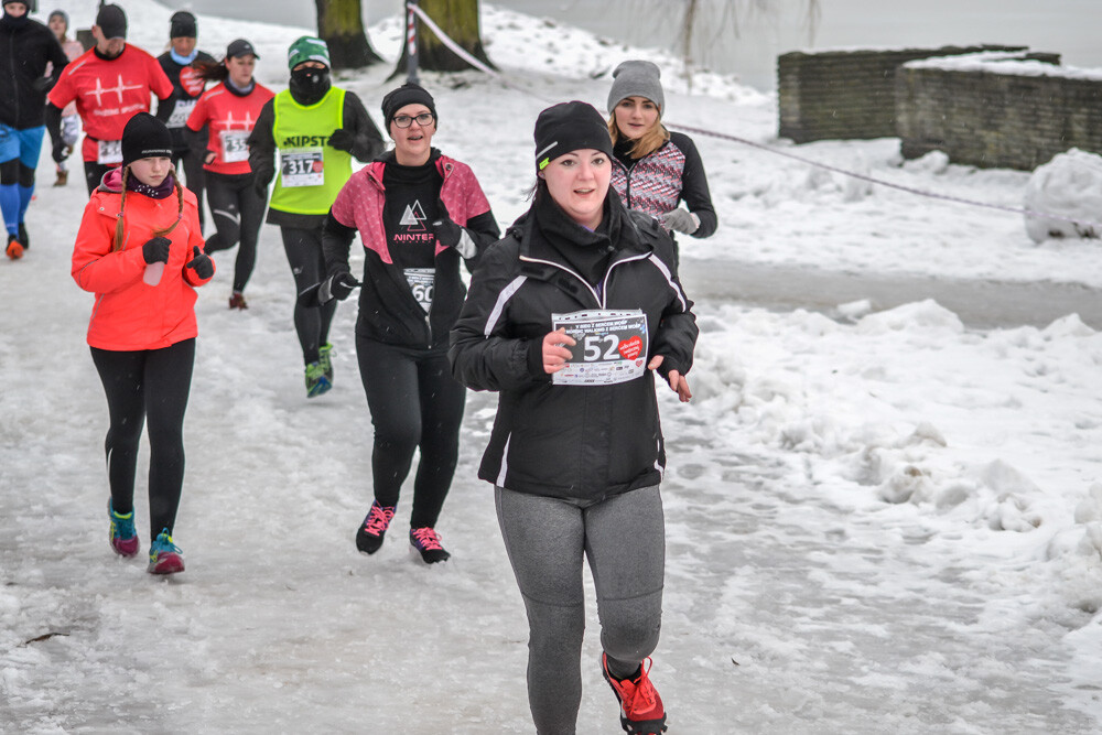 Około 500 osób - biegaczy i zawodników nordic walking - wzięło udział w charytatywnych zawodach sportowych na terenie Skałki. Byliśmy tam i my, mamy zdjęcia!