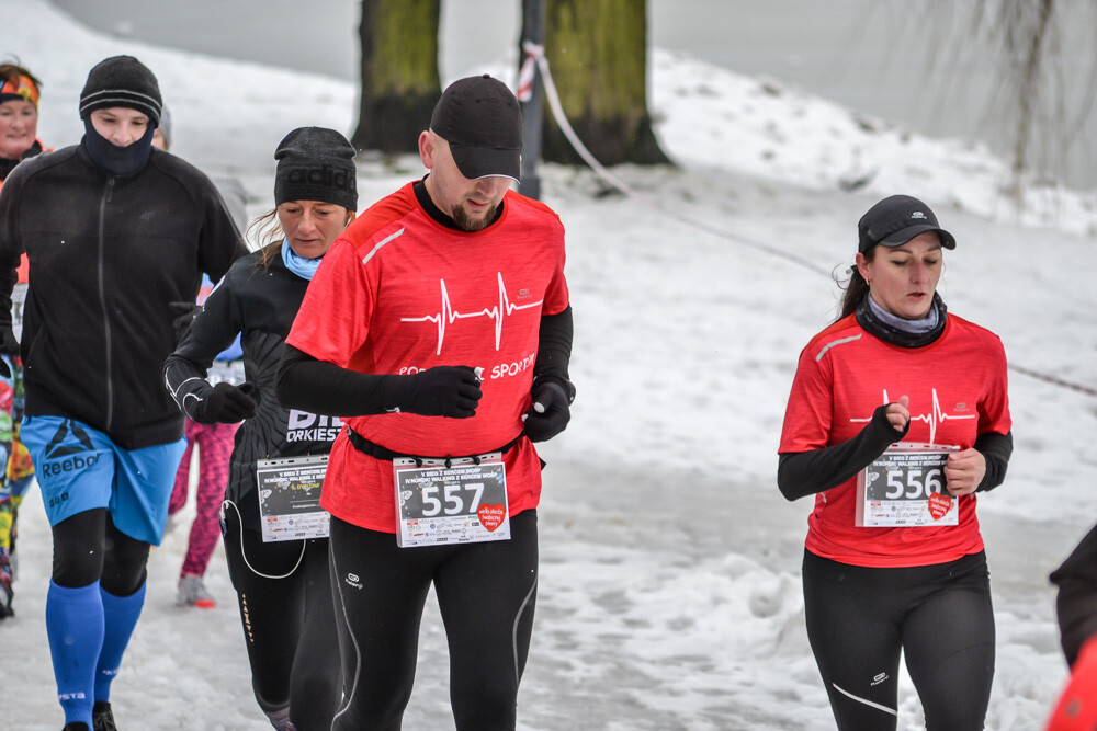 Około 500 osób - biegaczy i zawodników nordic walking - wzięło udział w charytatywnych zawodach sportowych na terenie Skałki. Byliśmy tam i my, mamy zdjęcia!