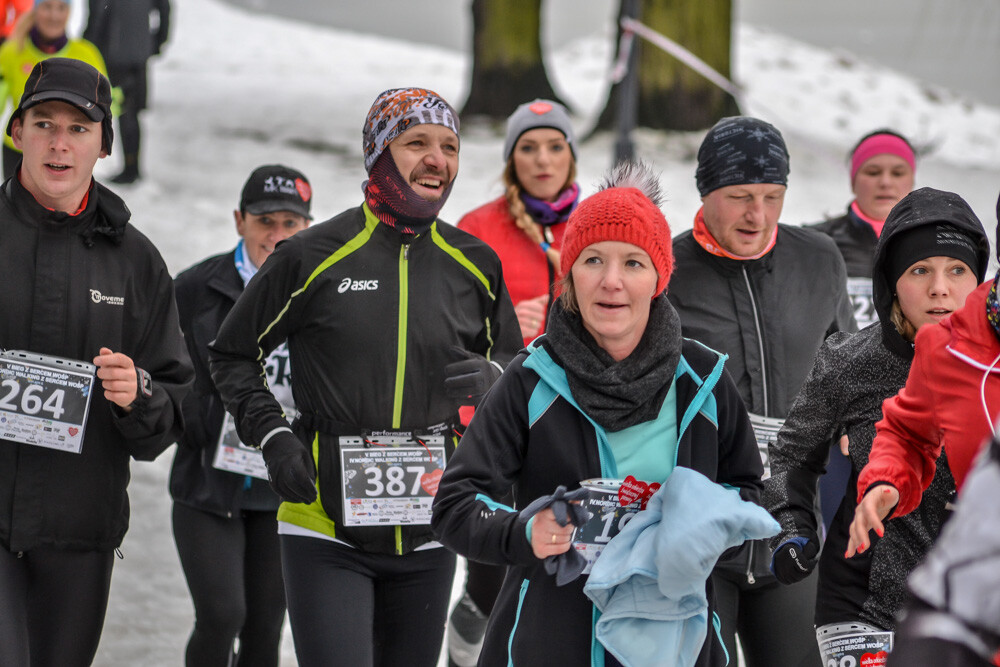 Około 500 osób - biegaczy i zawodników nordic walking - wzięło udział w charytatywnych zawodach sportowych na terenie Skałki. Byliśmy tam i my, mamy zdjęcia!
