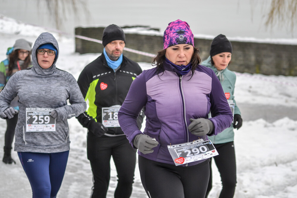 Około 500 osób - biegaczy i zawodników nordic walking - wzięło udział w charytatywnych zawodach sportowych na terenie Skałki. Byliśmy tam i my, mamy zdjęcia!