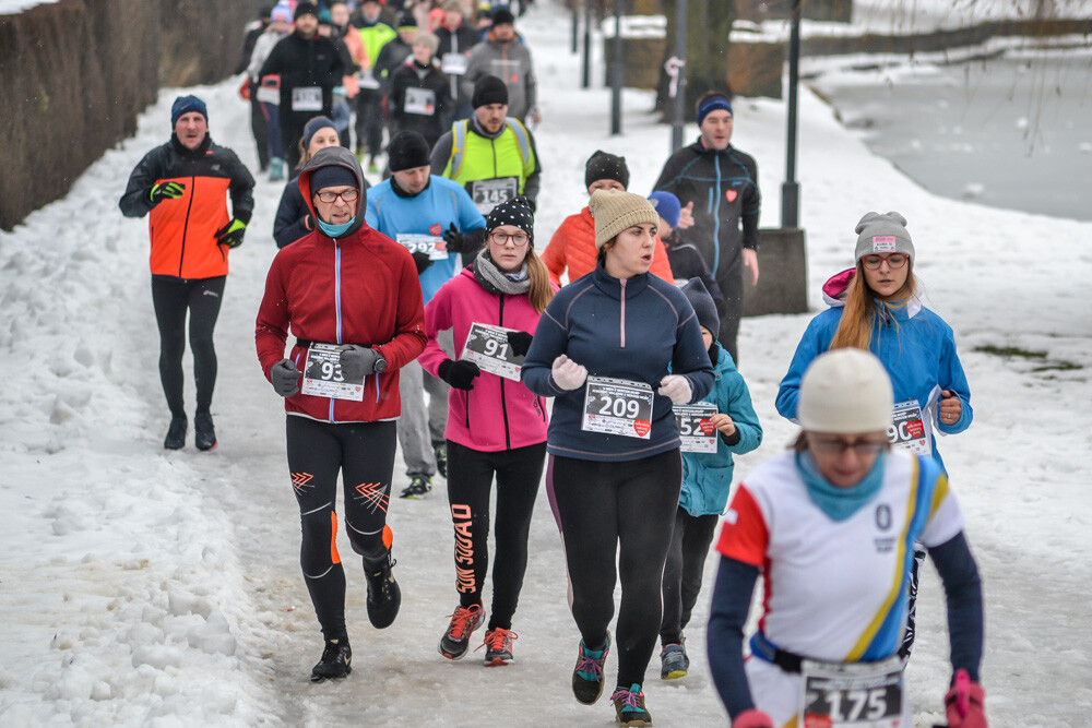 Około 500 osób - biegaczy i zawodników nordic walking - wzięło udział w charytatywnych zawodach sportowych na terenie Skałki. Byliśmy tam i my, mamy zdjęcia!