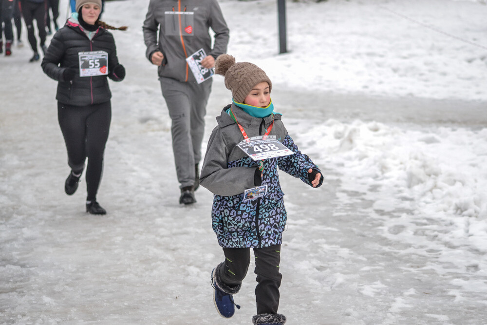 Około 500 osób - biegaczy i zawodników nordic walking - wzięło udział w charytatywnych zawodach sportowych na terenie Skałki. Byliśmy tam i my, mamy zdjęcia!