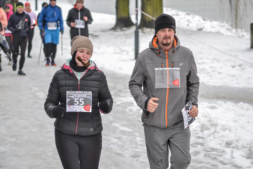 Około 500 osób - biegaczy i zawodników nordic walking - wzięło udział w charytatywnych zawodach sportowych na terenie Skałki. Byliśmy tam i my, mamy zdjęcia!