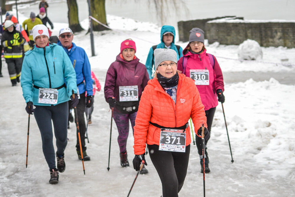 Około 500 osób - biegaczy i zawodników nordic walking - wzięło udział w charytatywnych zawodach sportowych na terenie Skałki. Byliśmy tam i my, mamy zdjęcia!