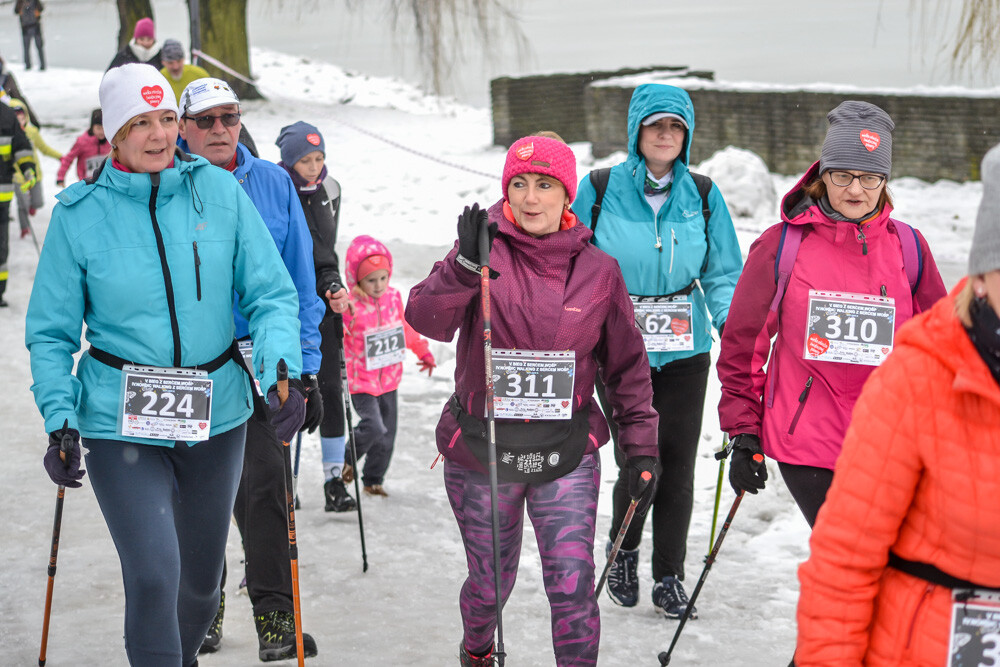 Około 500 osób - biegaczy i zawodników nordic walking - wzięło udział w charytatywnych zawodach sportowych na terenie Skałki. Byliśmy tam i my, mamy zdjęcia!