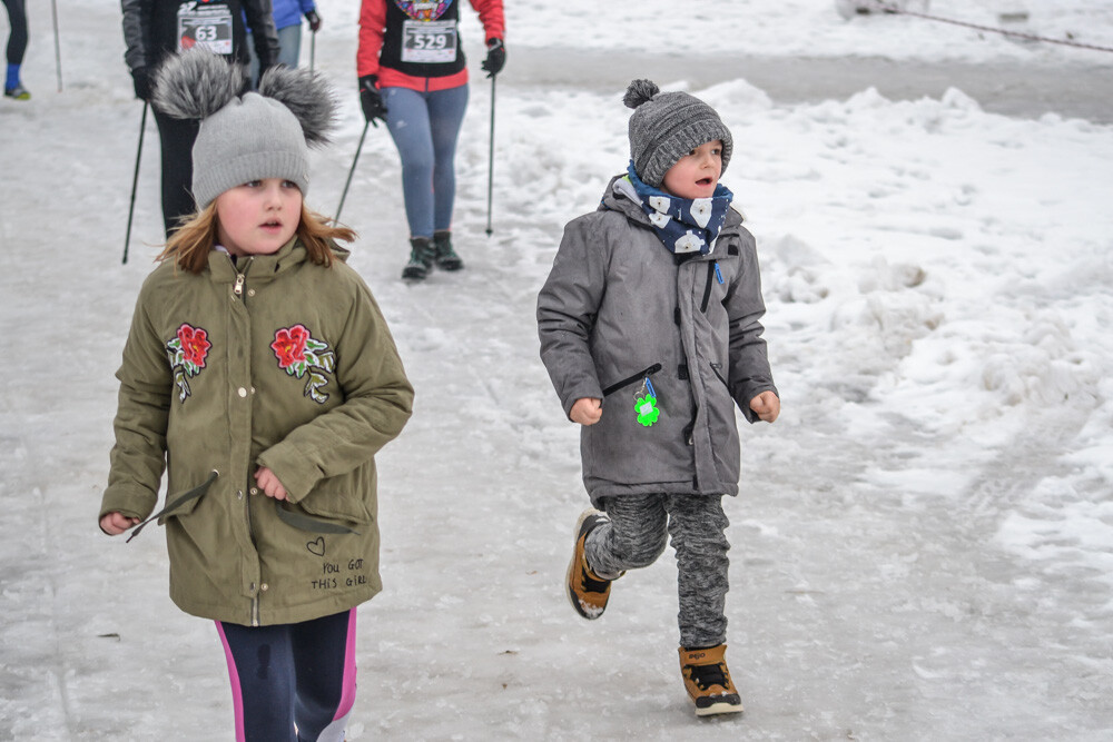 Około 500 osób - biegaczy i zawodników nordic walking - wzięło udział w charytatywnych zawodach sportowych na terenie Skałki. Byliśmy tam i my, mamy zdjęcia!