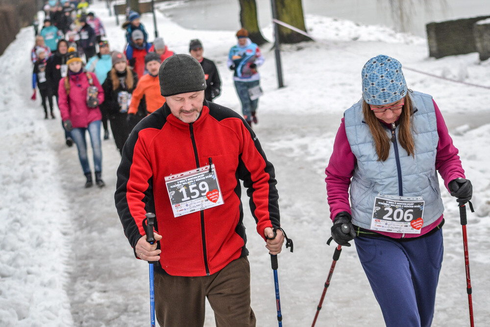 Około 500 osób - biegaczy i zawodników nordic walking - wzięło udział w charytatywnych zawodach sportowych na terenie Skałki. Byliśmy tam i my, mamy zdjęcia!