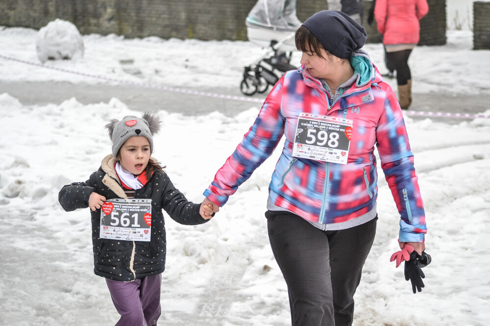 Około 500 osób - biegaczy i zawodników nordic walking - wzięło udział w charytatywnych zawodach sportowych na terenie Skałki. Byliśmy tam i my, mamy zdjęcia!