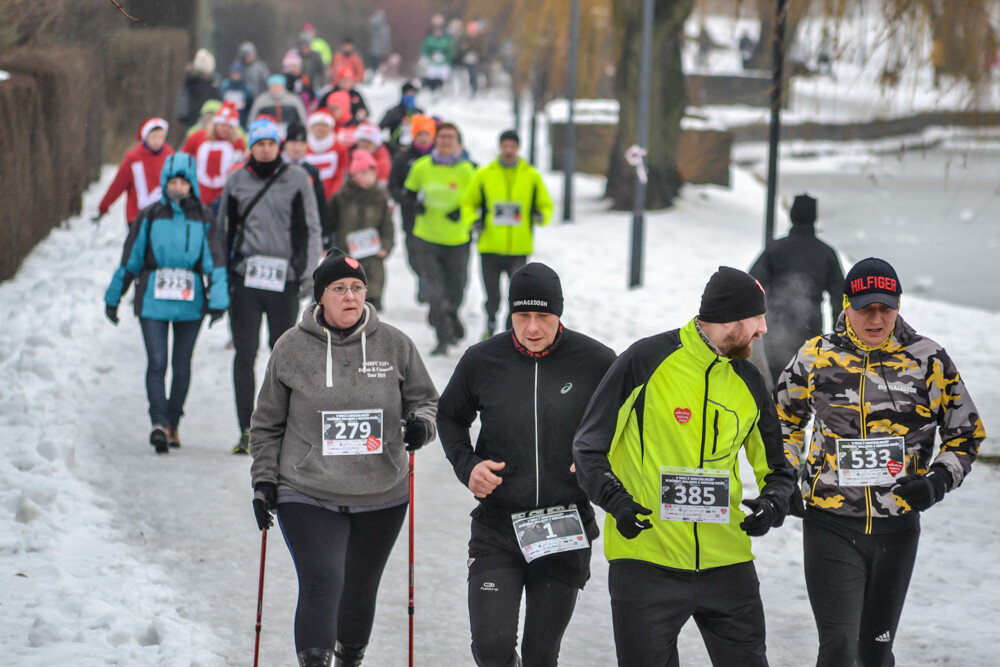 Około 500 osób - biegaczy i zawodników nordic walking - wzięło udział w charytatywnych zawodach sportowych na terenie Skałki. Byliśmy tam i my, mamy zdjęcia!