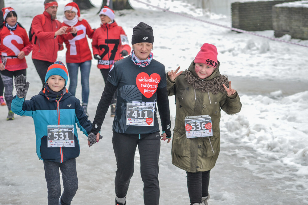 Około 500 osób - biegaczy i zawodników nordic walking - wzięło udział w charytatywnych zawodach sportowych na terenie Skałki. Byliśmy tam i my, mamy zdjęcia!