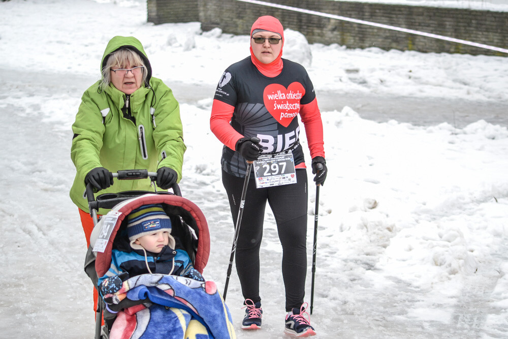 Około 500 osób - biegaczy i zawodników nordic walking - wzięło udział w charytatywnych zawodach sportowych na terenie Skałki. Byliśmy tam i my, mamy zdjęcia!