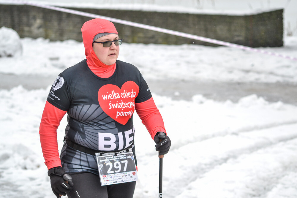 Około 500 osób - biegaczy i zawodników nordic walking - wzięło udział w charytatywnych zawodach sportowych na terenie Skałki. Byliśmy tam i my, mamy zdjęcia!