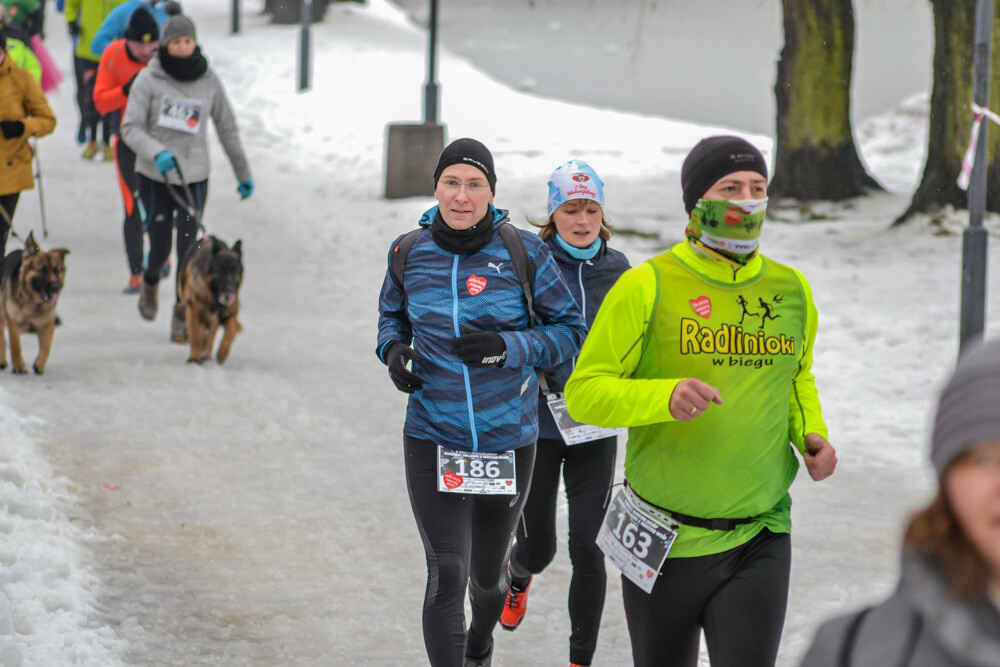 Około 500 osób - biegaczy i zawodników nordic walking - wzięło udział w charytatywnych zawodach sportowych na terenie Skałki. Byliśmy tam i my, mamy zdjęcia!