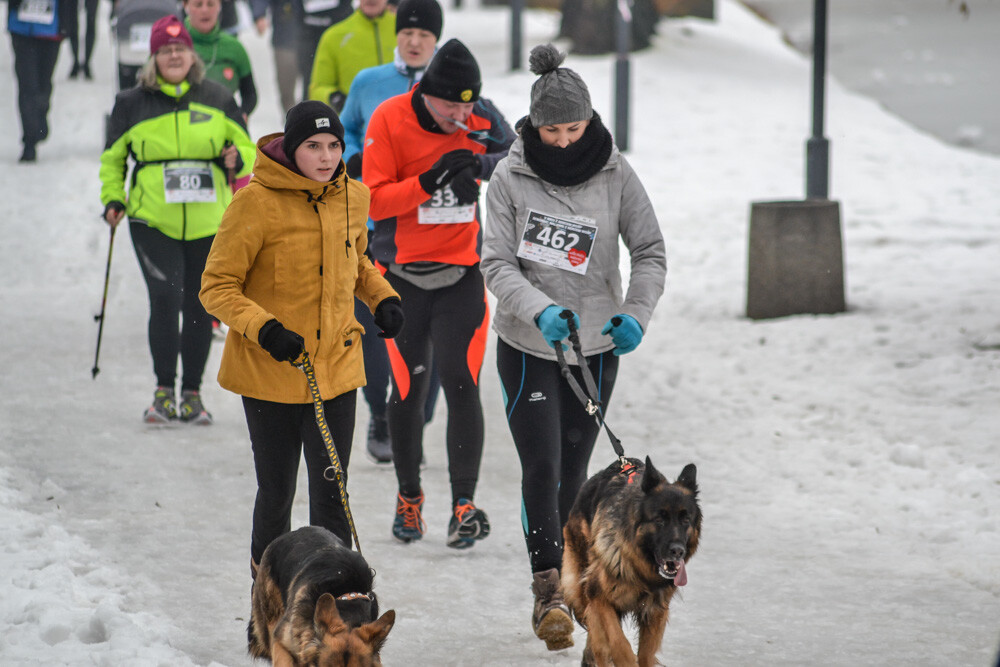 Około 500 osób - biegaczy i zawodników nordic walking - wzięło udział w charytatywnych zawodach sportowych na terenie Skałki. Byliśmy tam i my, mamy zdjęcia!