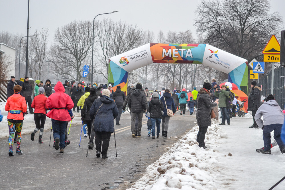 Około 500 osób - biegaczy i zawodników nordic walking - wzięło udział w charytatywnych zawodach sportowych na terenie Skałki. Byliśmy tam i my, mamy zdjęcia!