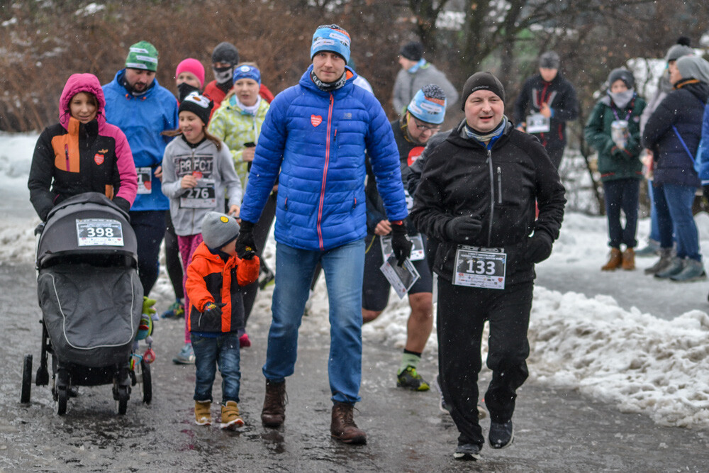 Około 500 osób - biegaczy i zawodników nordic walking - wzięło udział w charytatywnych zawodach sportowych na terenie Skałki. Byliśmy tam i my, mamy zdjęcia!