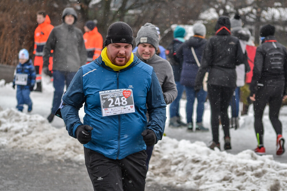 Około 500 osób - biegaczy i zawodników nordic walking - wzięło udział w charytatywnych zawodach sportowych na terenie Skałki. Byliśmy tam i my, mamy zdjęcia!