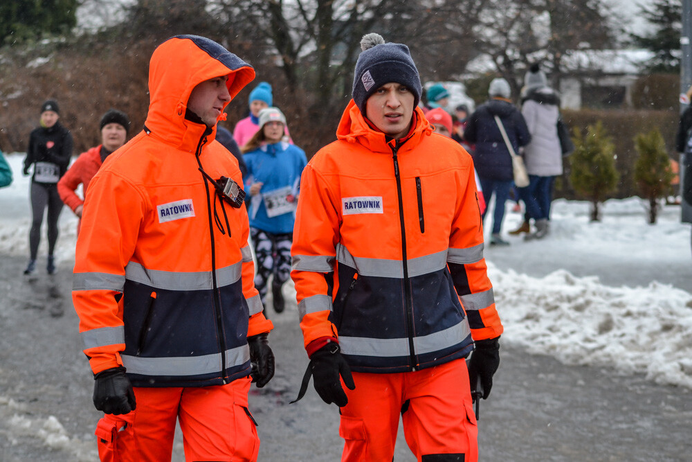 Około 500 osób - biegaczy i zawodników nordic walking - wzięło udział w charytatywnych zawodach sportowych na terenie Skałki. Byliśmy tam i my, mamy zdjęcia!