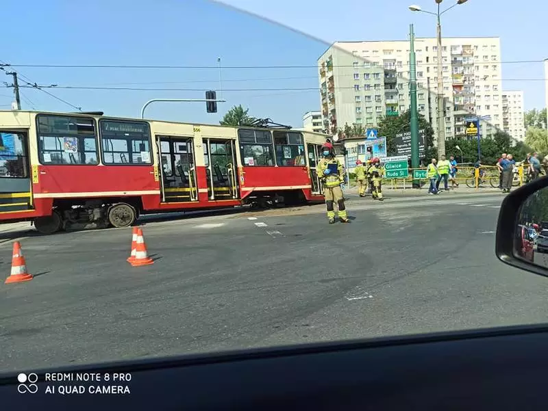 W Świętochłowicach doszło do kolizji samochodu ciężarowego z tramwajem