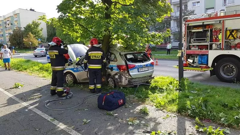 W Świętochłowicach doszło do poważnego wypadku. Policyjny radiowóz uderzył w drzewo