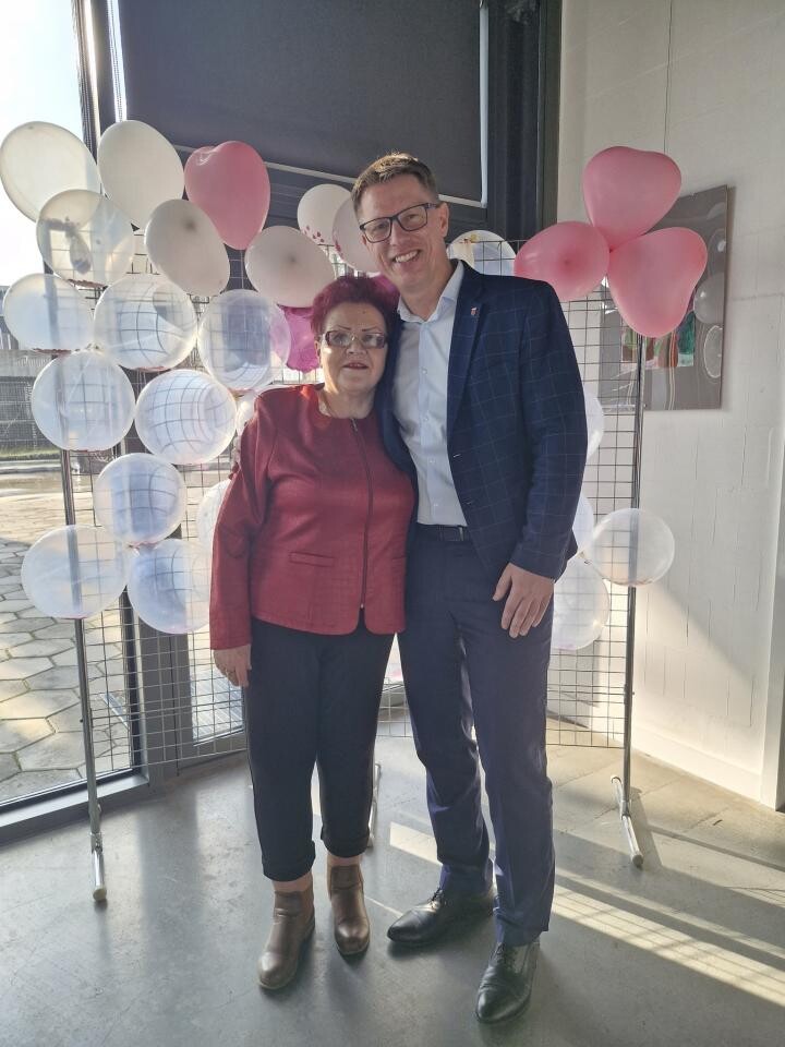Prezydent miasta wręczył walentynkowe upominki świętochłowickim seniorom / fot. Daniel Beger FB