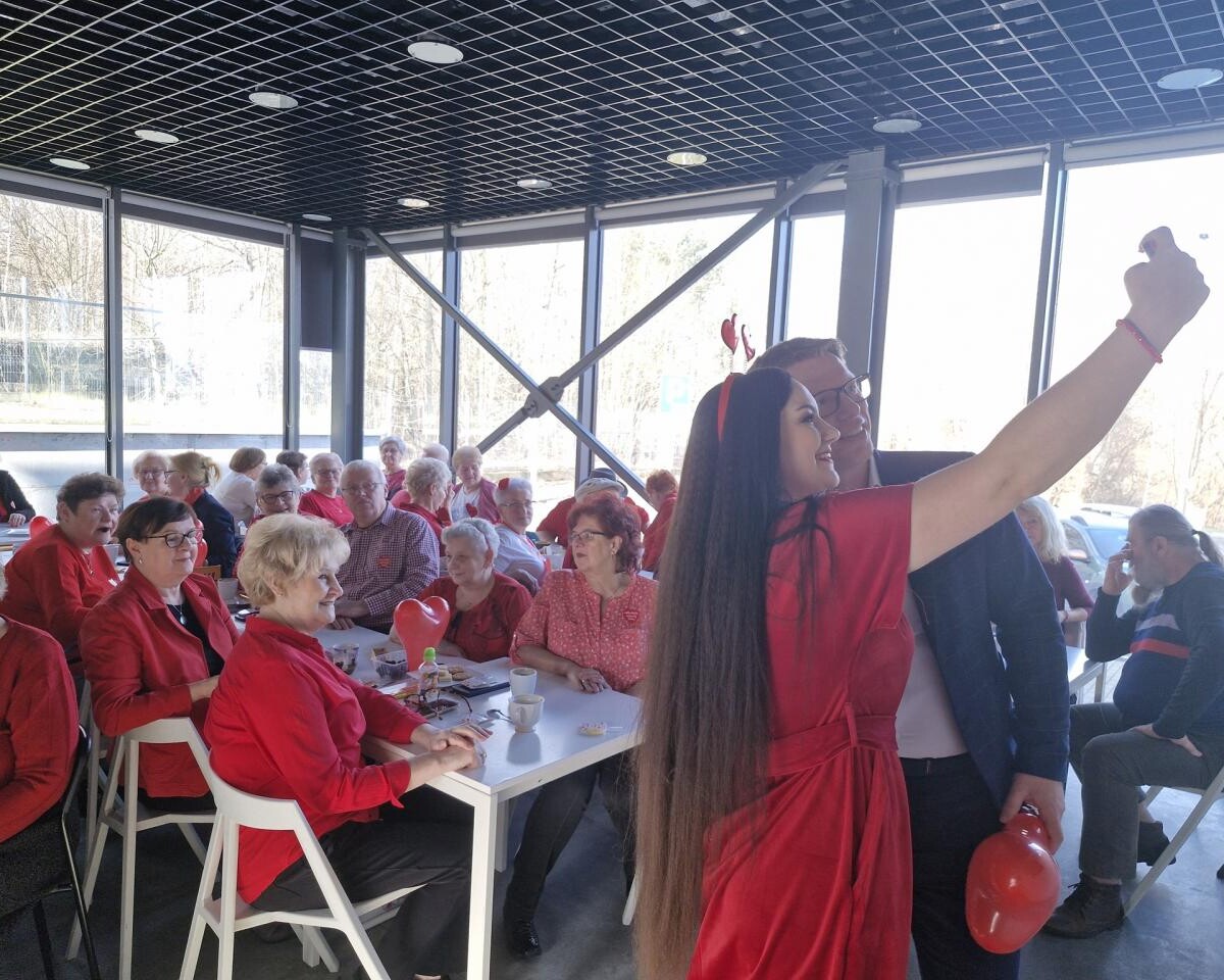 Prezydent miasta wręczył walentynkowe upominki świętochłowickim seniorom / fot. Daniel Beger FB
