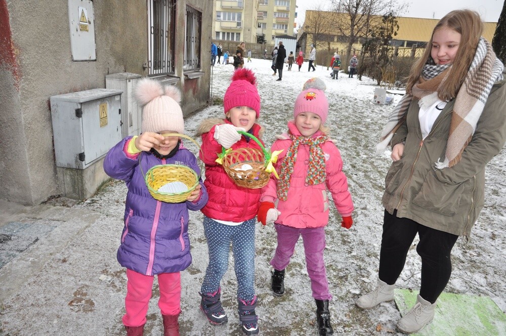 W poniedziałkowy, zimowy i śnieżny poranek, uczniowie klasy psychologiczno-pedagogicznej z I Liceum Ogólnokształcącego im. Jana Kochanowskiego w Świętochłowicach, zameldowali się w Miejskim Przedszkolu nr 11. Ich zadaniem było przeprowadzenie wielkanocnej imprezy dla podopiecznych przedszkola.