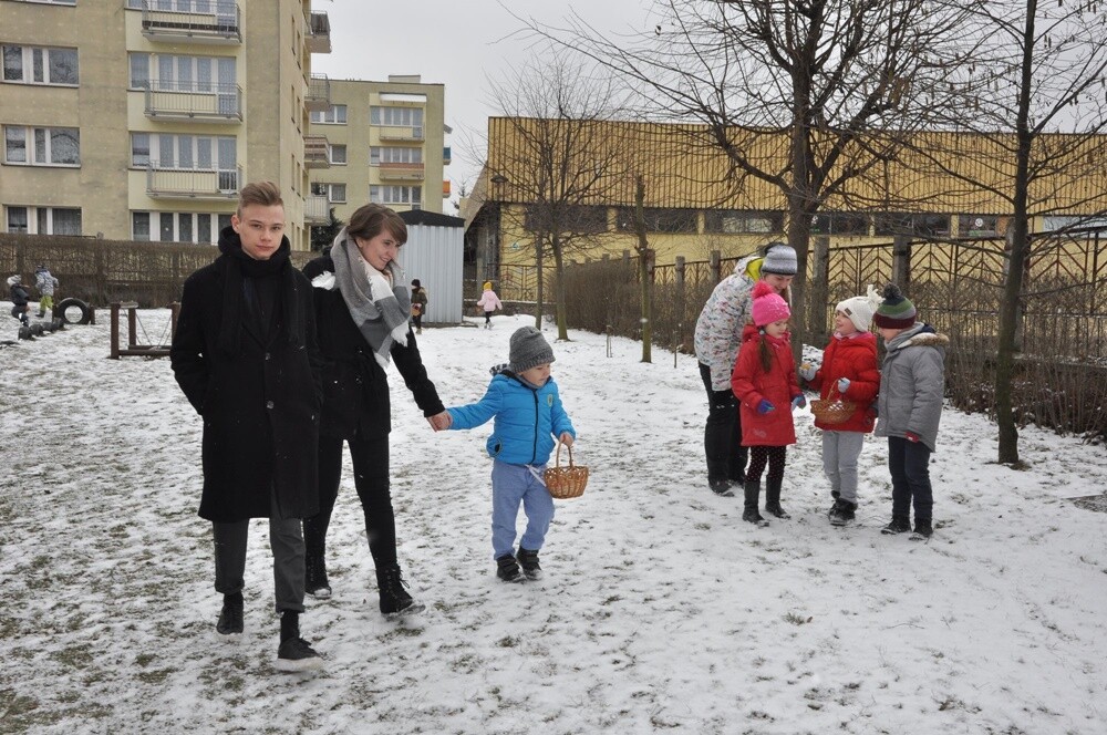 W poniedziałkowy, zimowy i śnieżny poranek, uczniowie klasy psychologiczno-pedagogicznej z I Liceum Ogólnokształcącego im. Jana Kochanowskiego w Świętochłowicach, zameldowali się w Miejskim Przedszkolu nr 11. Ich zadaniem było przeprowadzenie wielkanocnej imprezy dla podopiecznych przedszkola.