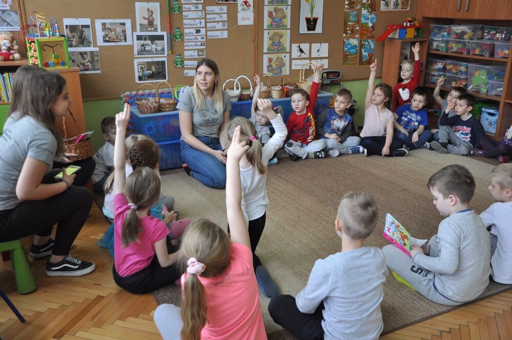 W poniedziałkowy, zimowy i śnieżny poranek, uczniowie klasy psychologiczno-pedagogicznej z I Liceum Ogólnokształcącego im. Jana Kochanowskiego w Świętochłowicach, zameldowali się w Miejskim Przedszkolu nr 11. Ich zadaniem było przeprowadzenie wielkanocnej imprezy dla podopiecznych przedszkola.