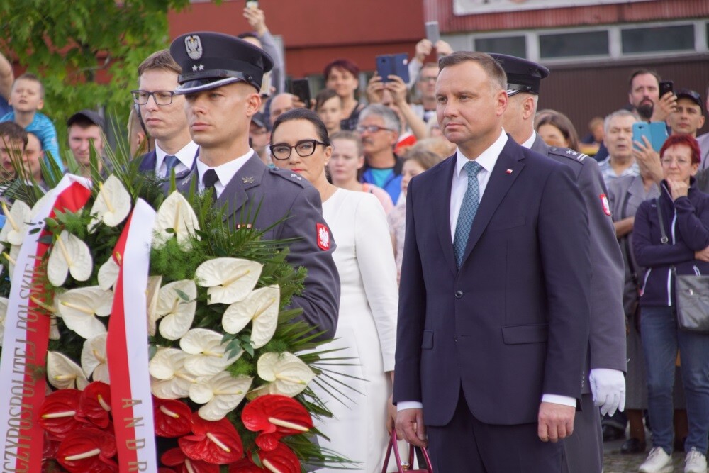 Prezydent RP Andrzej Duda odwiedził dzisiaj Świętochłowice. Podczas swojej wizyty nieco po godzinie 18 złożył wieniec pod pomnikiem powstańca śląskiego na Lipinach, a następnie odwiedził Muzeum Powstań Śląskich.