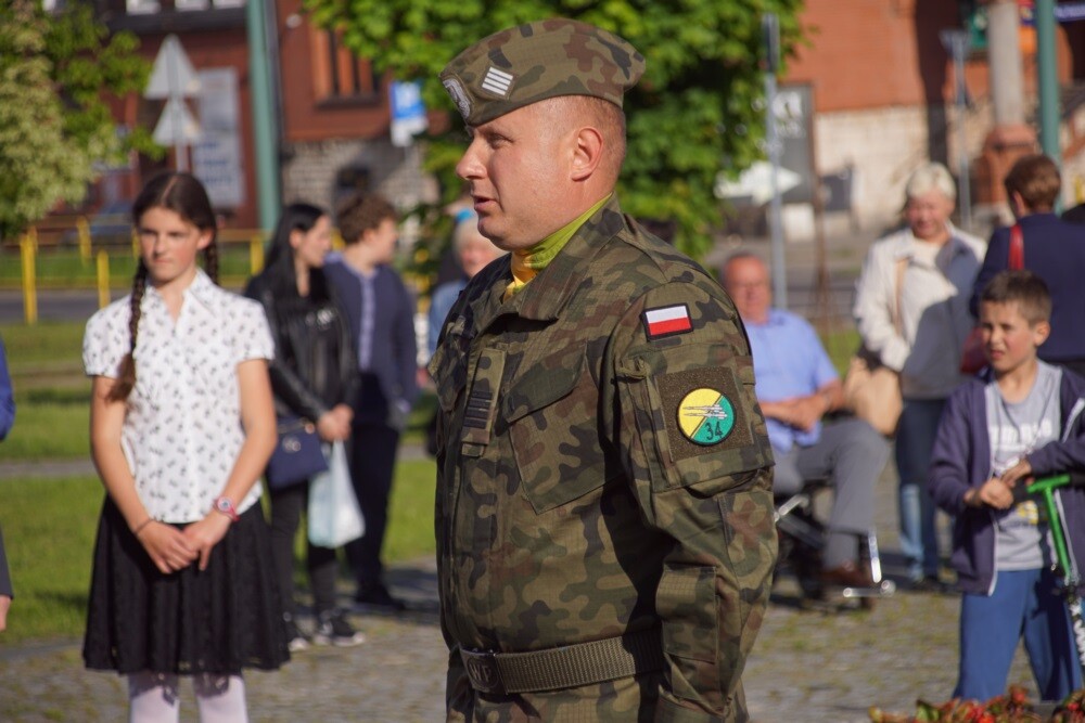 Prezydent RP Andrzej Duda odwiedził dzisiaj Świętochłowice. Podczas swojej wizyty nieco po godzinie 18 złożył wieniec pod pomnikiem powstańca śląskiego na Lipinach, a następnie odwiedził Muzeum Powstań Śląskich.