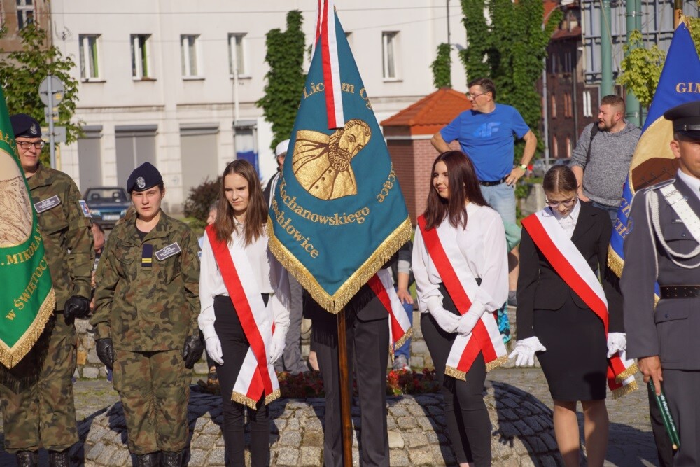 Prezydent RP Andrzej Duda odwiedził dzisiaj Świętochłowice. Podczas swojej wizyty nieco po godzinie 18 złożył wieniec pod pomnikiem powstańca śląskiego na Lipinach, a następnie odwiedził Muzeum Powstań Śląskich.