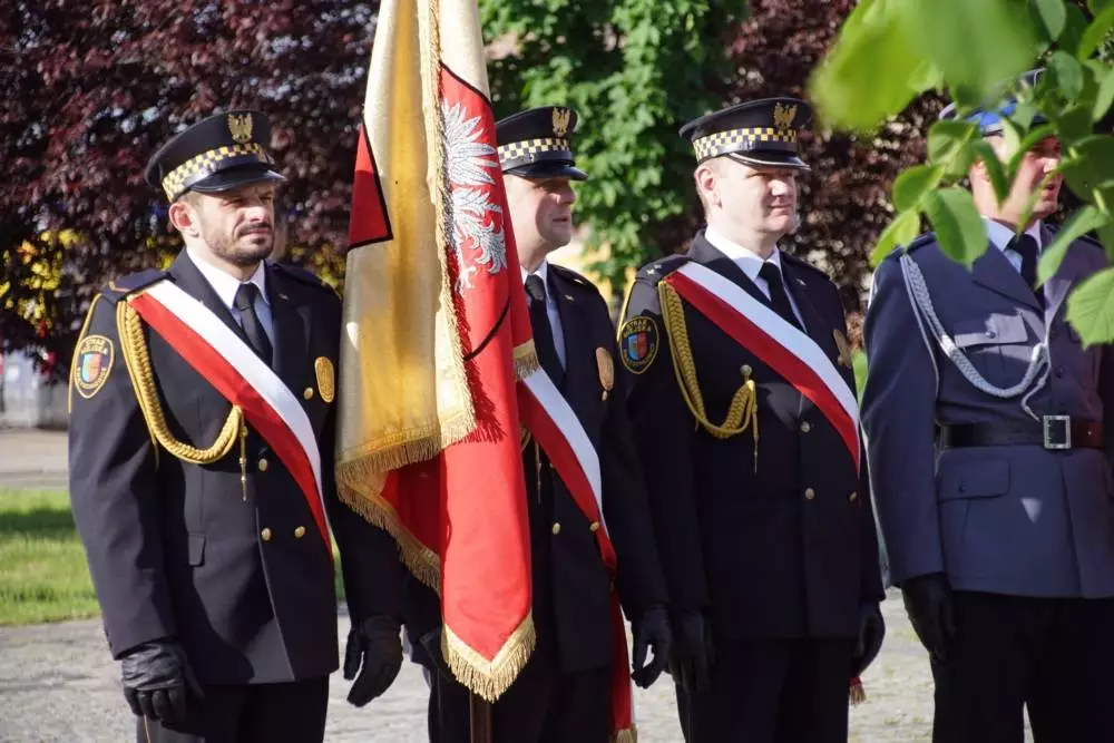 Prezydent RP Andrzej Duda odwiedził dzisiaj Świętochłowice. Podczas swojej wizyty nieco po godzinie 18 złożył wieniec pod pomnikiem powstańca śląskiego na Lipinach, a następnie odwiedził Muzeum Powstań Śląskich.
