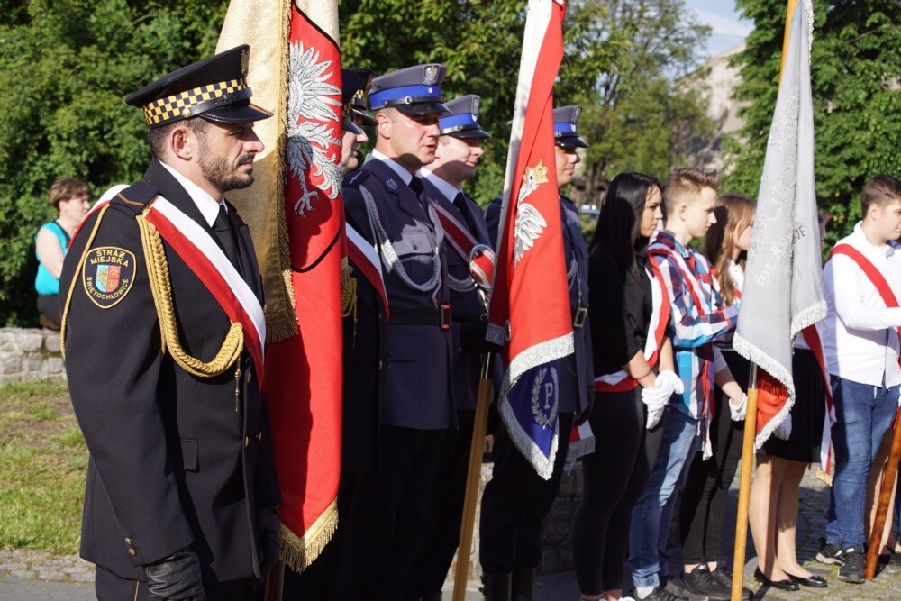 Prezydent RP Andrzej Duda odwiedził dzisiaj Świętochłowice. Podczas swojej wizyty nieco po godzinie 18 złożył wieniec pod pomnikiem powstańca śląskiego na Lipinach, a następnie odwiedził Muzeum Powstań Śląskich.