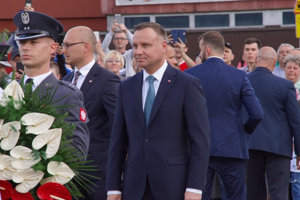 Prezydent RP Andrzej Duda odwiedził dzisiaj Świętochłowice. Podczas swojej wizyty nieco po godzinie 18 złożył wieniec pod pomnikiem powstańca śląskiego na Lipinach, a następnie odwiedził Muzeum Powstań Śląskich.