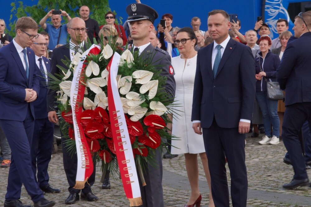 Prezydent RP Andrzej Duda odwiedził dzisiaj Świętochłowice. Podczas swojej wizyty nieco po godzinie 18 złożył wieniec pod pomnikiem powstańca śląskiego na Lipinach, a następnie odwiedził Muzeum Powstań Śląskich.