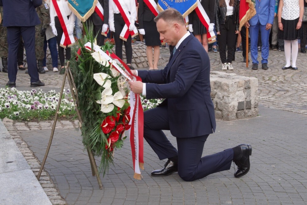 Prezydent RP Andrzej Duda odwiedził dzisiaj Świętochłowice. Podczas swojej wizyty nieco po godzinie 18 złożył wieniec pod pomnikiem powstańca śląskiego na Lipinach, a następnie odwiedził Muzeum Powstań Śląskich.