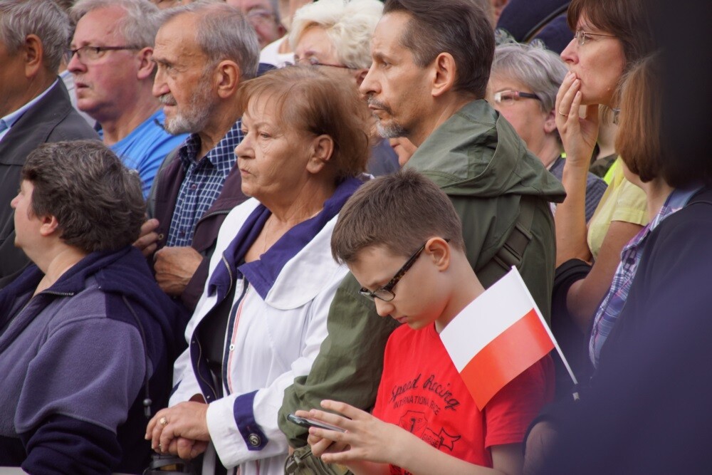 Prezydent RP Andrzej Duda odwiedził dzisiaj Świętochłowice. Podczas swojej wizyty nieco po godzinie 18 złożył wieniec pod pomnikiem powstańca śląskiego na Lipinach, a następnie odwiedził Muzeum Powstań Śląskich.