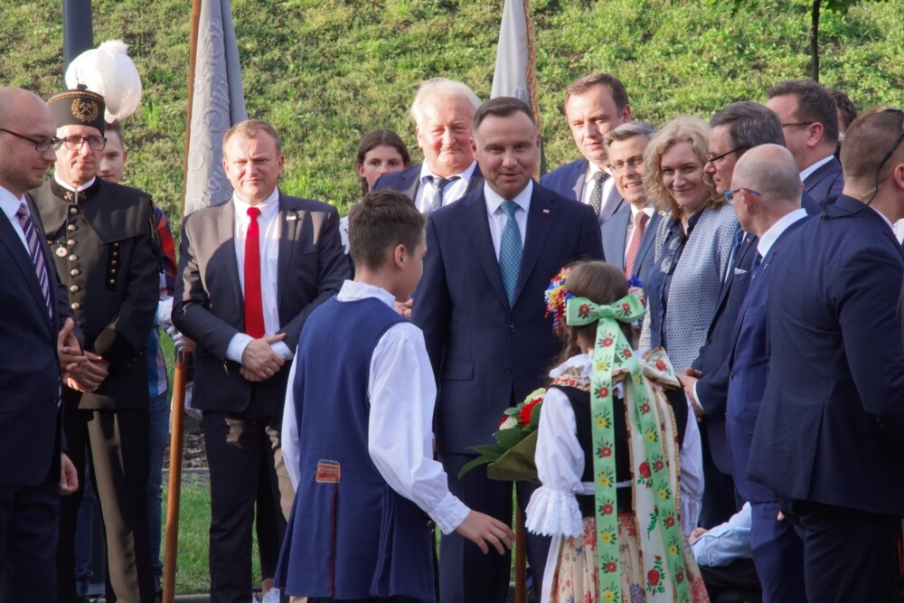 Prezydent RP Andrzej Duda odwiedził dzisiaj Świętochłowice. Podczas swojej wizyty nieco po godzinie 18 złożył wieniec pod pomnikiem powstańca śląskiego na Lipinach, a następnie odwiedził Muzeum Powstań Śląskich.