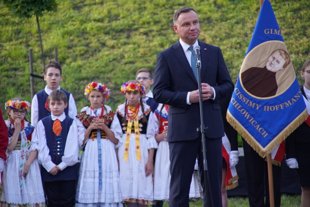 Prezydent RP Andrzej Duda odwiedził dzisiaj Świętochłowice. Podczas swojej wizyty nieco po godzinie 18 złożył wieniec pod pomnikiem powstańca śląskiego na Lipinach, a następnie odwiedził Muzeum Powstań Śląskich.