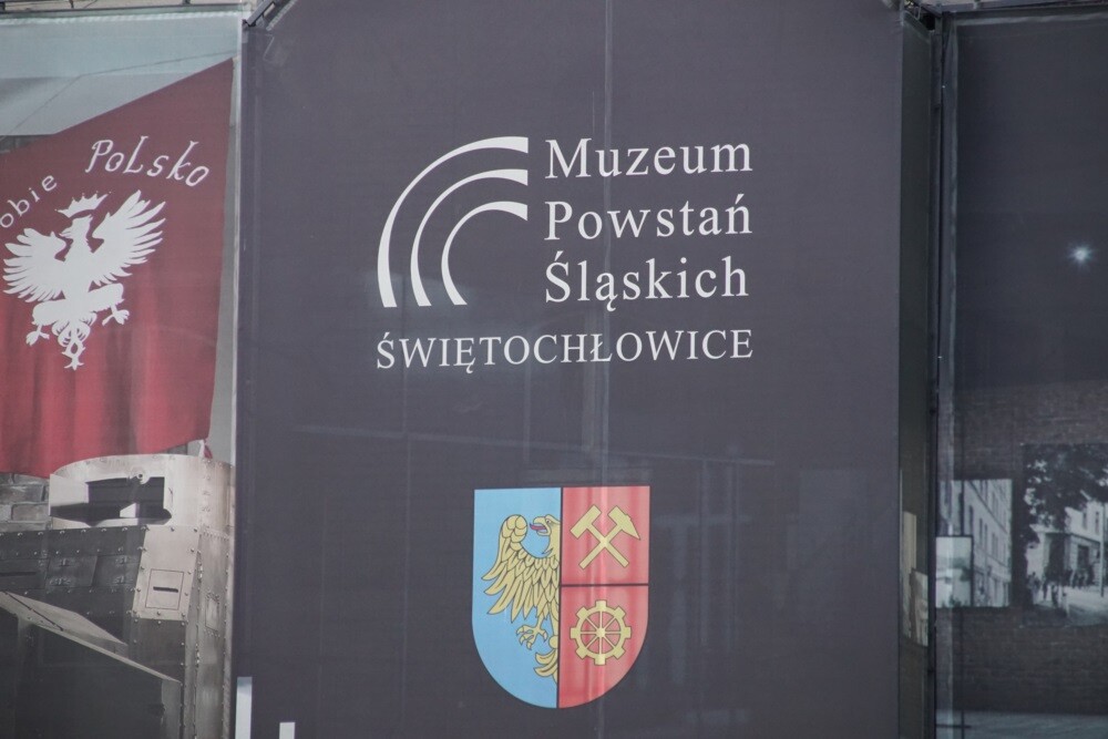 Prezydent RP Andrzej Duda odwiedził dzisiaj Świętochłowice. Podczas swojej wizyty nieco po godzinie 18 złożył wieniec pod pomnikiem powstańca śląskiego na Lipinach, a następnie odwiedził Muzeum Powstań Śląskich.