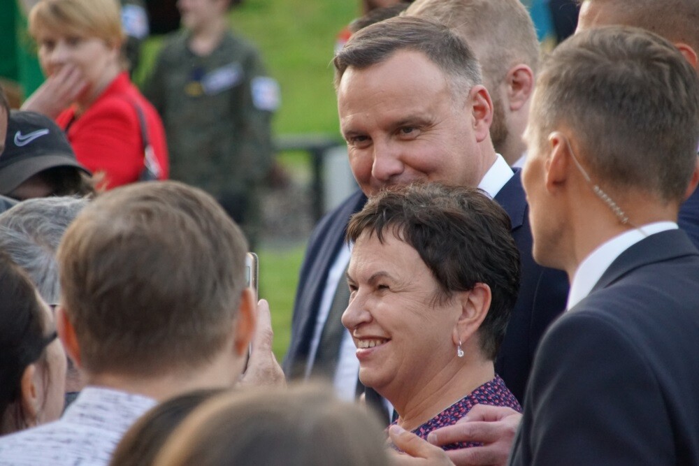 Prezydent RP Andrzej Duda odwiedził dzisiaj Świętochłowice. Podczas swojej wizyty nieco po godzinie 18 złożył wieniec pod pomnikiem powstańca śląskiego na Lipinach, a następnie odwiedził Muzeum Powstań Śląskich.