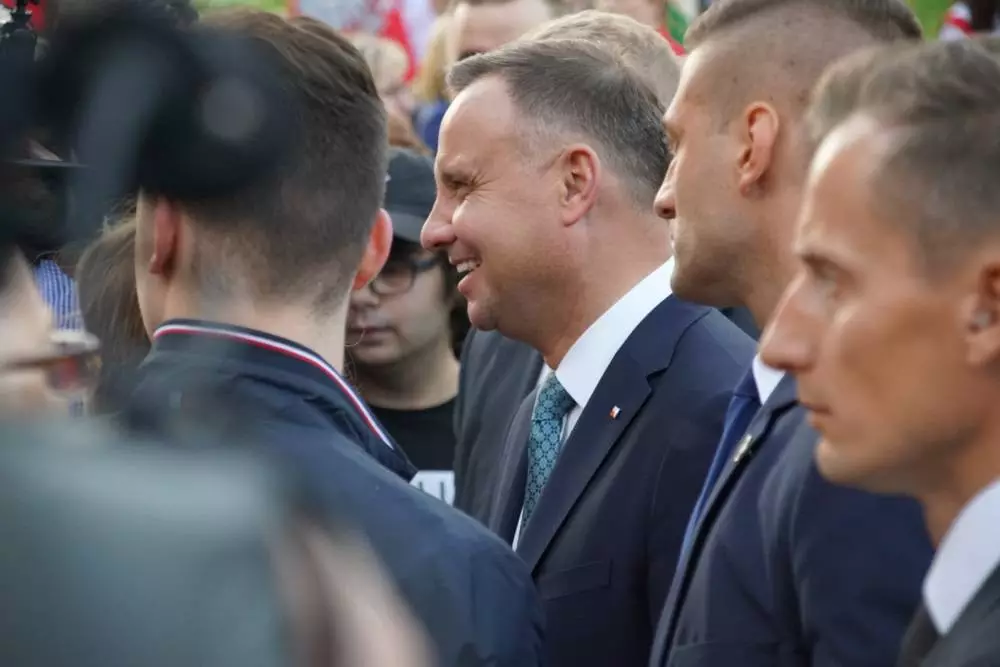 Prezydent RP Andrzej Duda odwiedził dzisiaj Świętochłowice. Podczas swojej wizyty nieco po godzinie 18 złożył wieniec pod pomnikiem powstańca śląskiego na Lipinach, a następnie odwiedził Muzeum Powstań Śląskich.
