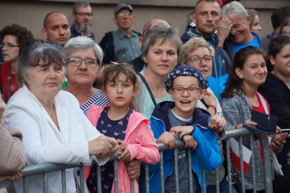 Prezydent RP Andrzej Duda odwiedził dzisiaj Świętochłowice. Podczas swojej wizyty nieco po godzinie 18 złożył wieniec pod pomnikiem powstańca śląskiego na Lipinach, a następnie odwiedził Muzeum Powstań Śląskich.