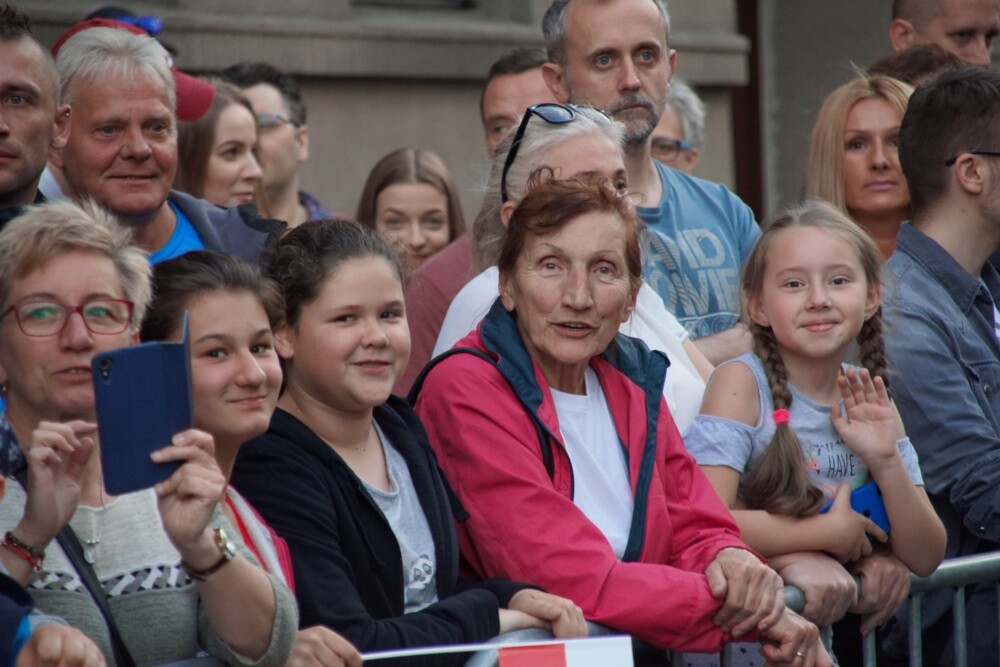 Prezydent RP Andrzej Duda odwiedził dzisiaj Świętochłowice. Podczas swojej wizyty nieco po godzinie 18 złożył wieniec pod pomnikiem powstańca śląskiego na Lipinach, a następnie odwiedził Muzeum Powstań Śląskich.